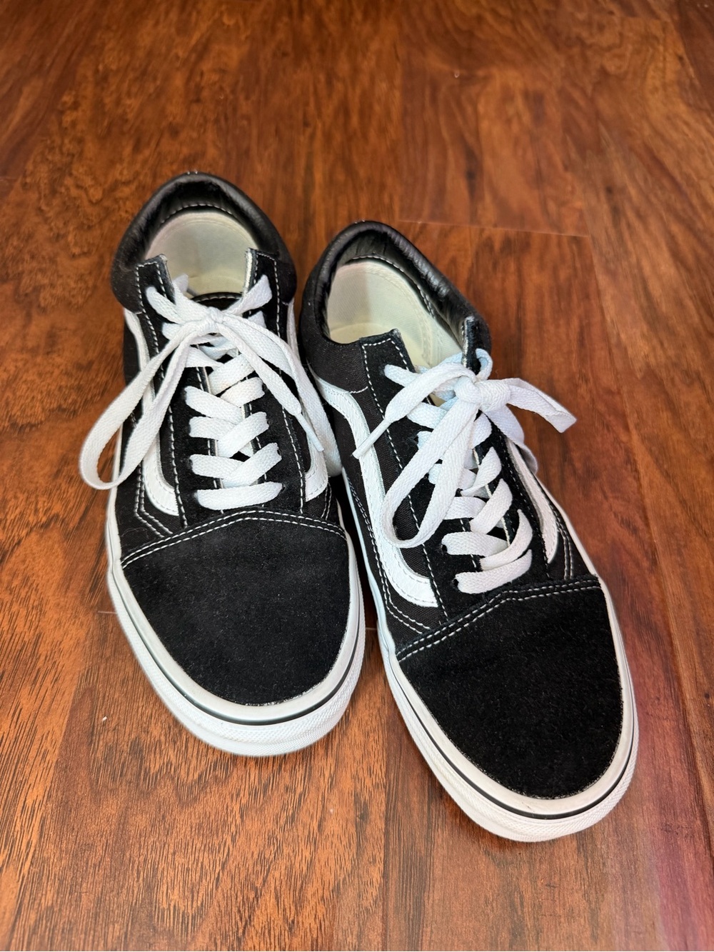 EUC Vans Suede Black and White Low-Top Skate Sneakers
